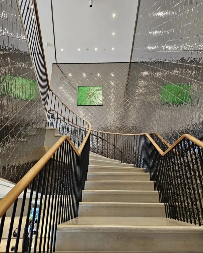 Revestimientos plateados escaleras interior Casa Loewe Omotesando