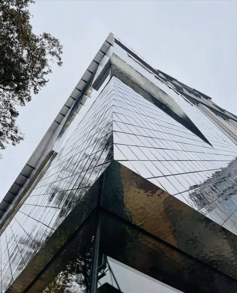 Azulejos plateados en paredes Casa Loewe Omotesando