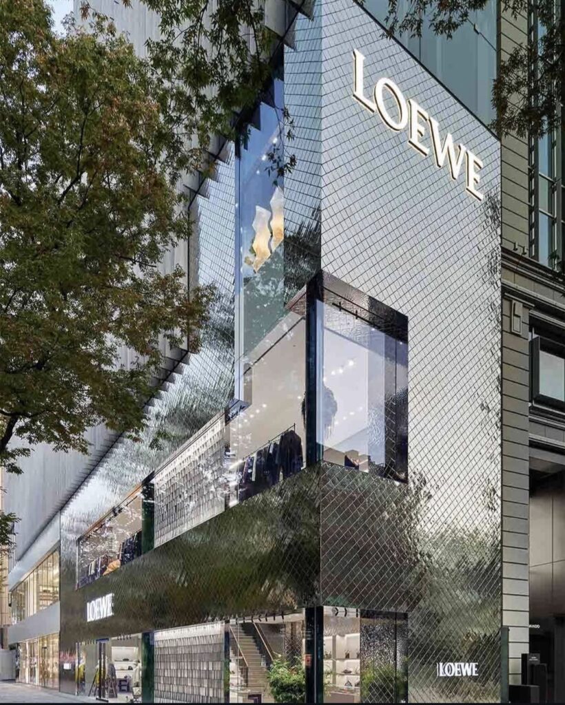 Fachada plateada Casa Loewe Omotesando