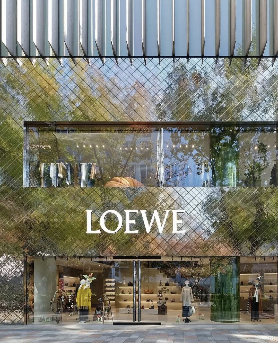 Casa Loewe Omotesando: la elegancia del revestimiento cerámico plateado